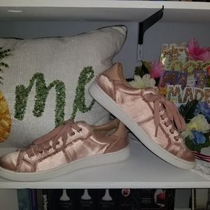 💕💕 Pink Milo UGG sneakers😍😍